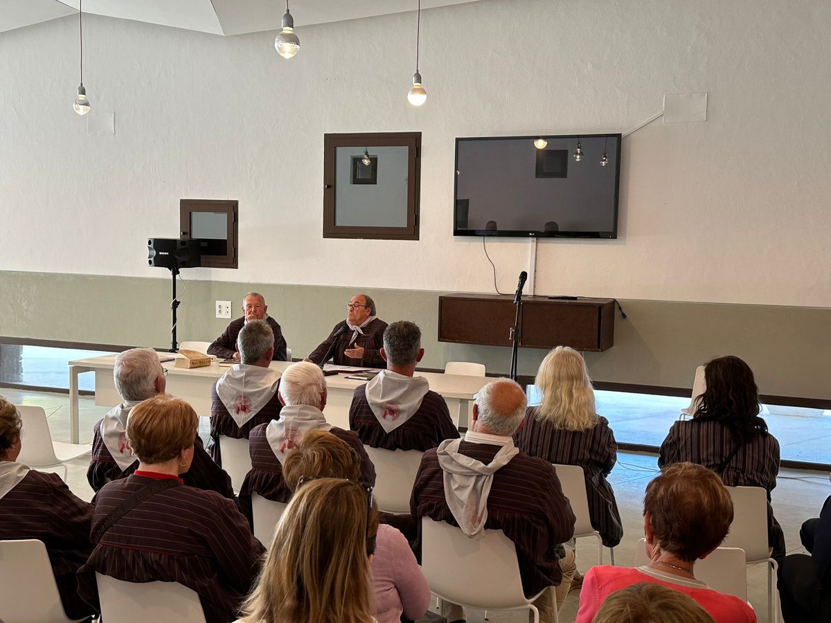 📣📣Ara al <a href="/CEMElCaptivador/">CEM El Captivador La Nucia</a> comencen els Actes del Dia de Sant Vicent🙏🏻amb la Presentació del “Centre Internacional d’Estudis sobre Sant Vicent Ferrer” 🗣️a càrrec de Pep Soler, Associació 2n. Centenari i Pedro Lloret,  regidor de Cultura.🔝🔝

#SantVicentLaNucia