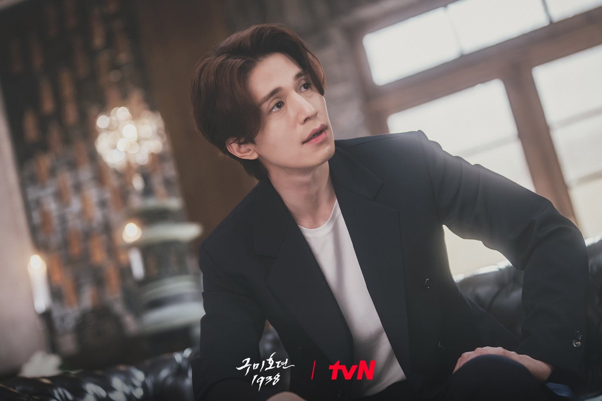 눈을 떠보니 그곳은...
와이파이도 민초도 없는 1938년이었습니다(?)😮

더 매혹적으로 돌아온 구미호 '이연'🦊
그에게 닥친 새로운 미션은?! (ง •̀_•́)ง

#구미호뎐1938
5/6 [토] 첫 방송ㅣ[토일] 밤 9:20

#taleoftheninetailed1938 #이동욱
#tvN #스트리밍은TVING