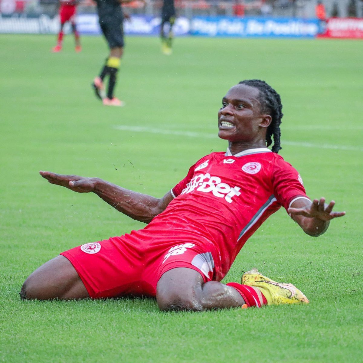 MickyJnr__'s tweet photo. 𝐑𝐄𝐂𝐎𝐑𝐃! 🔴

Kibu Denis becomes the first player ever to take a knee-slide at the Benjamin Mkapa Stadium in Tanzania. 

Kibu scored the second goal Simba against Yanga yesterday. ⭐️ 

Binadamu wa Kwanza kuslide Mkapa Stadium. 

#AfricanFootball 
#NguvuMoja https://t.co/pvhfiawgEs