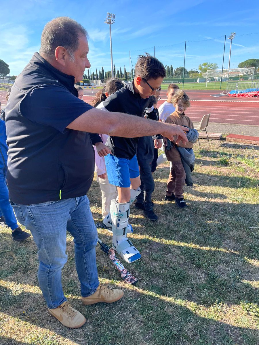 ClgVilleneuve83's tweet photo. Ce vendredi, en cours d'EPS, les 6eG de M. Feuillas ont eu le privilège de découvrir le para athlétisme. 🏃‍♀️🦿
➡️Présentation des différentes prothèses existantes et essai de spatules ;
➡️Rencontre avec le médaillé paralympique Xavier Le Draoullec. ⤵️
https://t.co/hGvB0hrm0R https://t.co/HLOgEGgb41