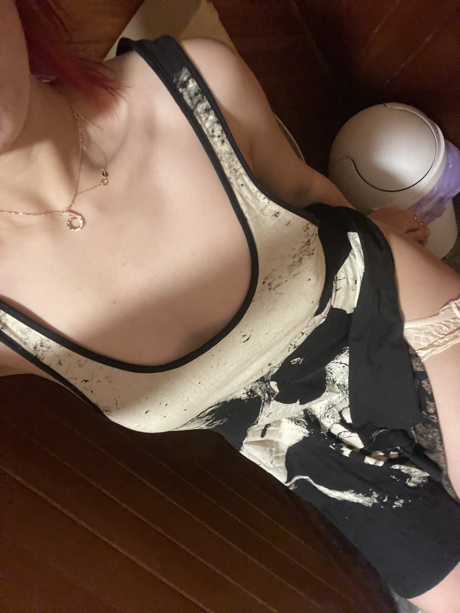 laosong202's tweet photo. 💩的时候突然很满意自己的腰臀比
#女S #les https://t.co/n2Sbg52CCO
