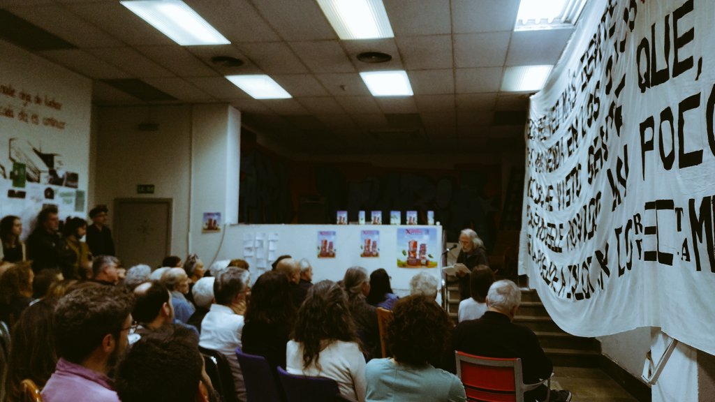 aracelirus's tweet photo. Pues vaya fin de semana más intenso @VocesExtremoMad, gracias infinitas a poetas, colectivos, editoriales y asistentes al Encuentro, gracias inmensas a las compas de la organización por las alegrías y la buena cosecha. Una semilla en las manos crece en #Madrid. Se volverá ❣️ https://t.co/yljrRChCHl