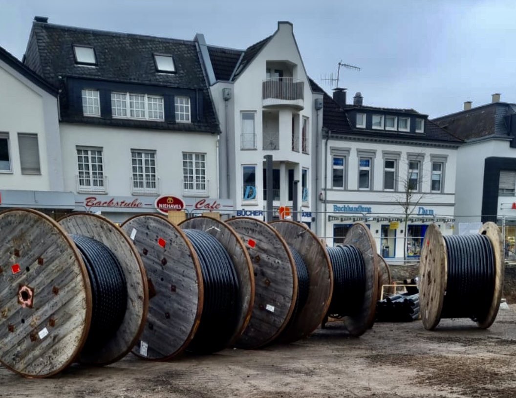 Peter Kespohl (@peterkespohl) on Twitter photo Obwohl durchgearbeitet wurde, sind die Bagger Schäden in Menden noch nicht alle behoben. Die Schäden an unserem Kabelnetz waren zu umfangreich. Heute früh wurden 80Tonnen!! Kupferkabel angeliefert und werden jetzt eingespleißt. Wir bleiben dran! <a href="/deutschetelekom/">Deutsche Telekom</a> #dabei #menden Obwohl durchgearbeitet wurde, sind die Bagger Schäden in Menden noch nicht alle behoben. Die Schäden an unserem Kabelnetz waren zu umfangreich. Heute früh wurden 80Tonnen!! Kupferkabel angeliefert und werden jetzt eingespleißt. Wir bleiben dran! <a href="/deutschetelekom/">Deutsche Telekom</a> #dabei #menden