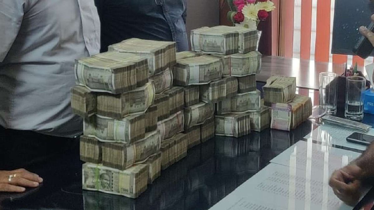 Anjan94150697's tweet photo. KARNATAKA BREAKING:
#BribeForVotes: BRIBE FOR VOTES; MODI's DEVELOPMENT MODEL
SJ Park Police seized ₹1crore hard cash, belongs to the BJP in an auto rickshaw at SJ Park Police Station.
The BJP's Dirty Politics in the name of development is HAWALA.!
#KarnatakaElection2023 https://t.co/LXnXPDwN7K