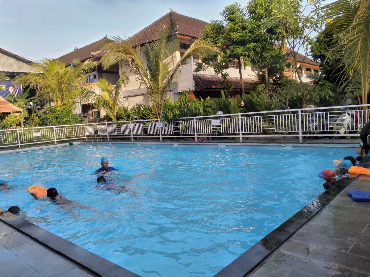 Setiap hari jadi macan ternak
Mama cantik antar anak🤪
Senin rabu renang
Selasa jumat sabtu modelling
Kamis nari dibanjar
Les belajar menyesuaikan😅
Kerja pulang kerja kasi makan sambil ngempu lanjut antar les
Gtu aj hdup gw tiap hari😑 cape bgt sbnrnya