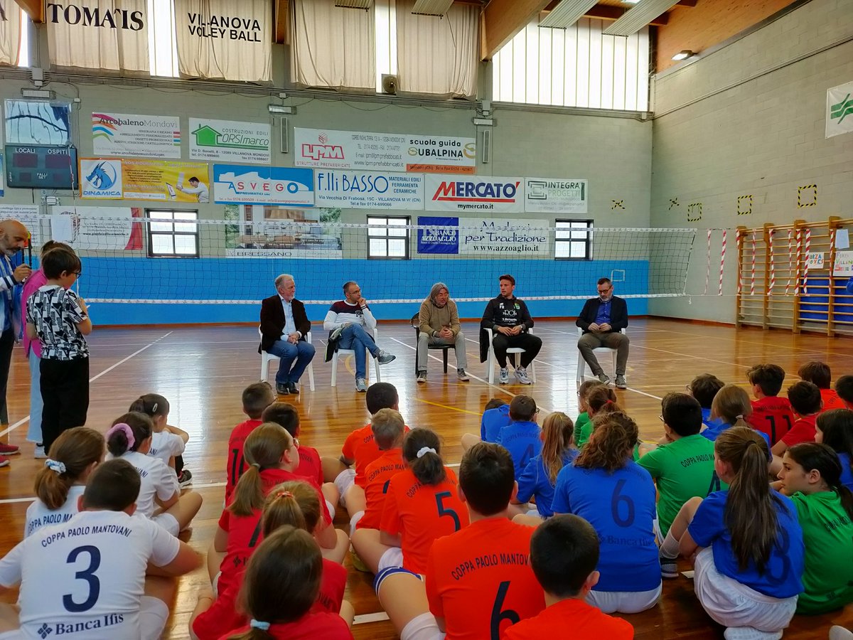 DardanelloP's tweet photo. "La pallapugno? C'è una rete immaginaria: una volta che si è deciso dov'è si gioca per fare il punto". Il balón secondo #PaoloDanna e #FedericoRaviola al PalaTomatis di Villanova Mondovì.

#associazioneDardanello #DardanelloIncontra #journalism #inspiration https://t.co/tcGVtaw8aB