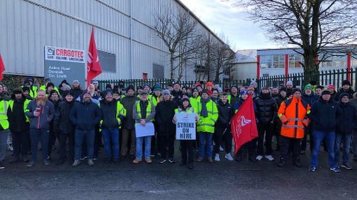 📰 Cargotech Workers Strike In Dundalk ⬇️ 

Recently, forklift manufacturing firm Cargotech – based in Dundalk – moved 40 of its workers to another company For Surface Protection.

#StrikeAction #Dundalk #Louth #Ireland #IrishWorkers #TradeUnion #UnitetheUnion