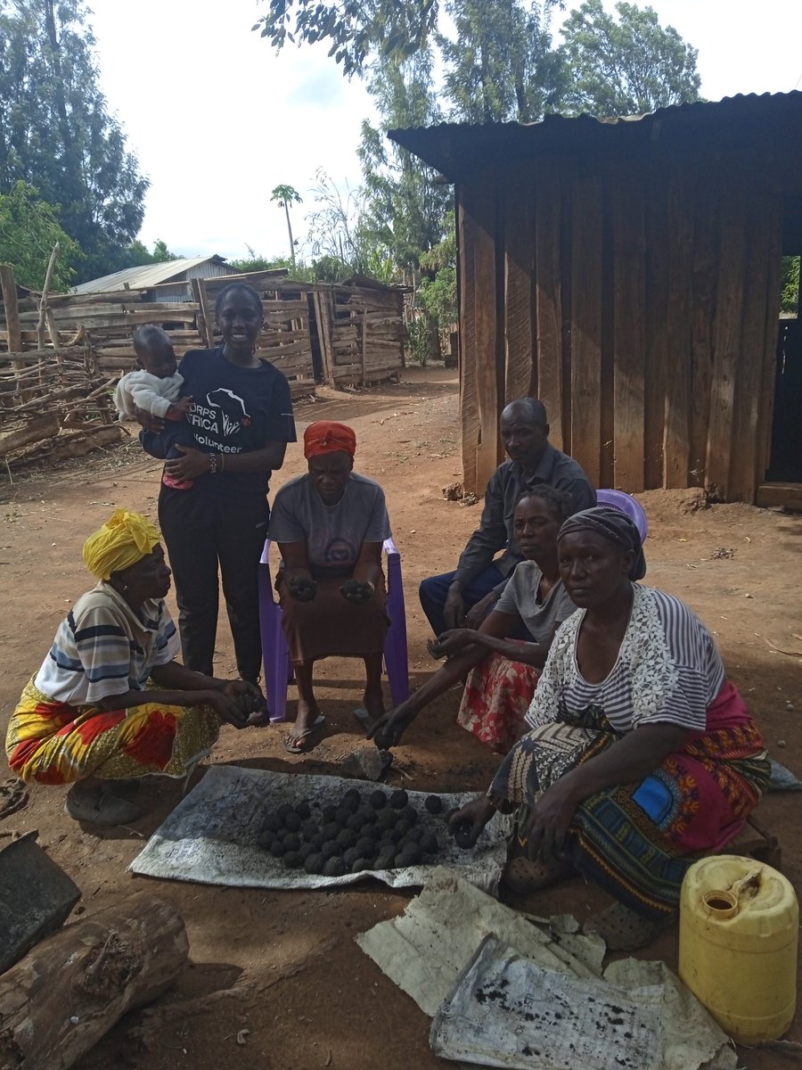 maureen_njuhi's tweet photo. In the spirit of protecting mother nature and reducing the carbon footprint,  i have worked with my community in making charcoal briquettes using charcoal dust waste,cow dung and saw dust.They are efficient ,long lasting and very affordable. https://t.co/lfGSMf6J2o