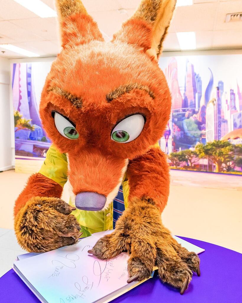 PhotographEars's tweet photo. ✨Nick Wilde, n’est-il pas mignon quand il signe mon livre ?… on ne croirait même pas qu’en vrai c’est un grand baratineur 😅
—
Bref, j’ai rencontré Nick Wilde à @disneylandparis 🦊😏 
—
#nickwilde #zootopia #zootropolis #zootopie 
#castmemberevent 
… https://t.co/D02LRlYX3M https://t.co/35SGpi1vu0