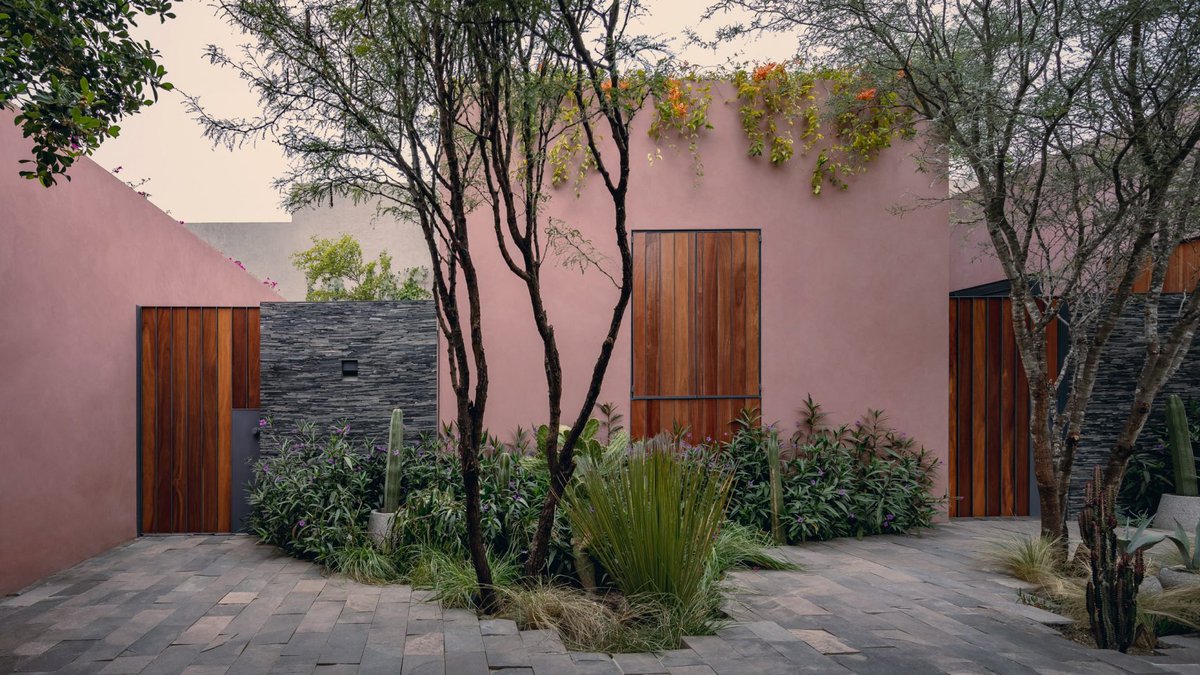 Mexican architect Ian Pablo Amores' boutique hotel in San Miguel de Allende, Mexico, features a pink facade, landscaped garden lounge and outdoor bathtubs! 🛀 🌴 dezeen.com/2022/04/27/ian…