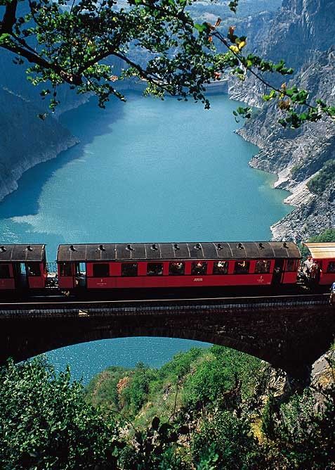 SaveATrain's tweet photo. We live in a wonderful world that is full of beauty, charm and adventure. There is no end to the adventures we can have if only we seek them with our eyes open. #explore #vacation #trip #Ttot - https://t.co/NJeUtcOKHi https://t.co/pLxep8so1M