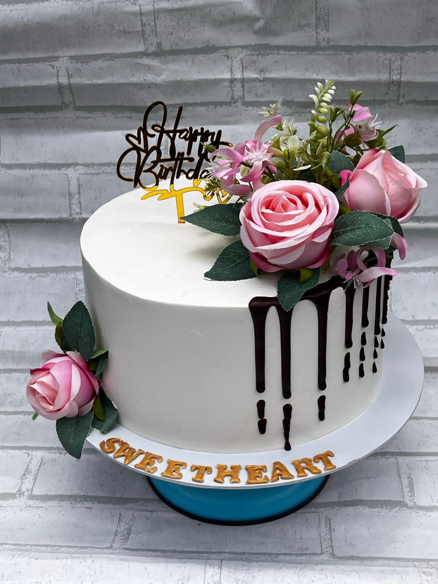 yesbaae's tweet photo. @ChrisExcel102 @Am_Blujay PLIZ RT BLESS MY HUSTLE.Small affordable cakes for one.Your one STOP shop for all your CAKES.We do customised cakes from as little as R250.They don't just look good,they even taste better.We are based in Pretoria,Villieria and we also deliver anywhere. Call/WhatsApp 0834242498. https://t.co/s5WgZJILW7