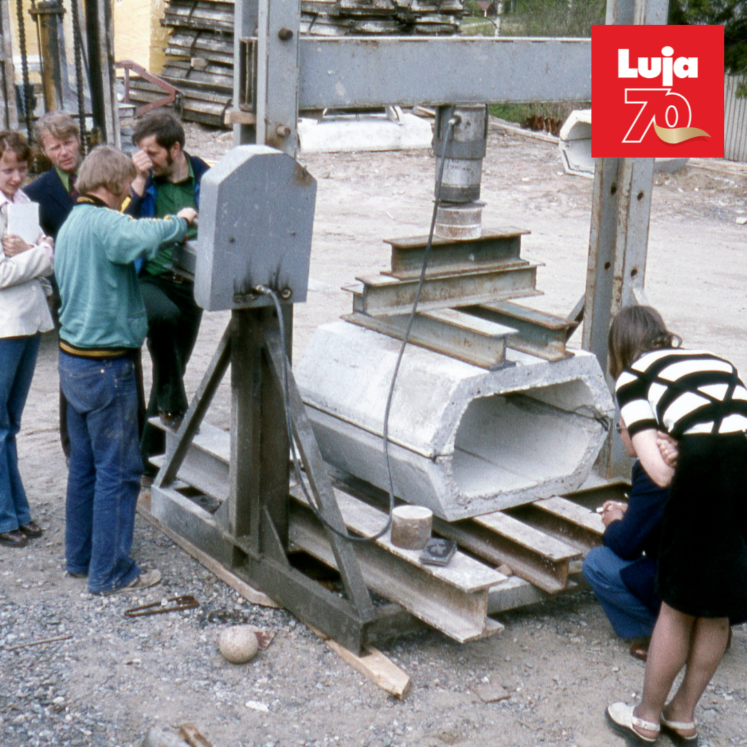 Mitäs täällä tapahtuu? 🧐🔍 Meneillään on kaukolämpökanaalin kuormituskoe Lujabetonin Siilinjärven tehtaalla 1980-luvulla! Moni asia on muuttunut tämän kuvan ottohetkestä: tehdasalueillemme ei ole mitään asiaa ilman vaadittavia turvavarusteita 🚫❌ #luja70v #lujabetoni