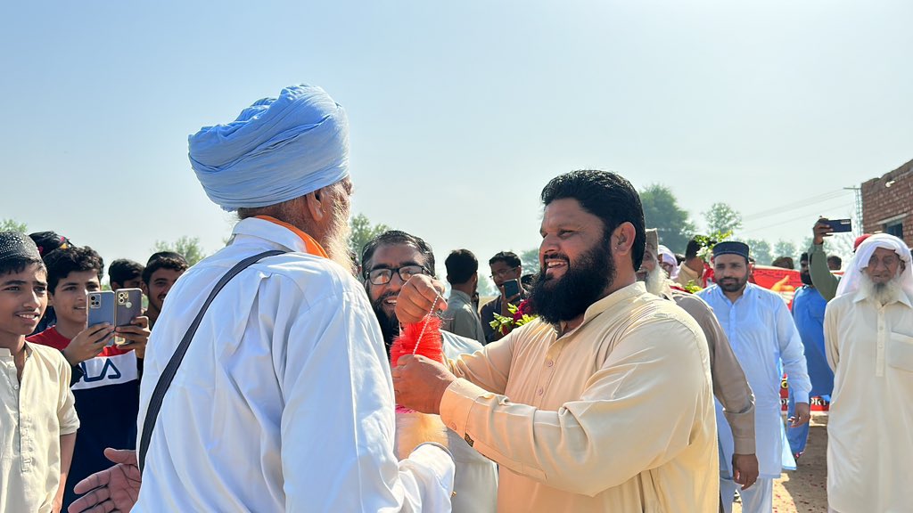 nasirdhilllon6's tweet photo. Baba Ji Puran Singh who is now 98 years old, Baba Ji came to visit his village in Pakistan and as soon as he entered the village in search of his old friends, Baba Ji started jumping with happiness and started asking about his village friends.  The streets of Kot Desraj district Gujranwala were narrow. The surprise happened when the women of the village were standing on the roof with flower petals.  They were showering flowers and saying that the village boy has come to see the village. Puran Singh had eyes.  Tears of happiness were falling.
Video Link https://t.co/Bkkq7QocdU
ਬਾਬਾ ਜੀ ਪੂਰਨ ਸਿੰਘ ਜੋ ਹੁਣ 98 ਸਾਲ ਦੇ ਹੋ ਚੁੱਕੇ ਹਨ, ਬਾਬਾ ਜੀ ਪਾਕਿਸਤਾਨ ਵਿੱਚ ਆਪਣਾ ਪਿੰਡ ਦੇਖਣ ਆਏ ਅਤੇ ਆਪਣੇ ਪੁਰਾਣੇ ਦੋਸਤਾਂ ਦੀ ਭਾਲ ਵਿੱਚ ਪਿੰਡ ਵਿੱਚ ਵੜਦੇ ਹੀ ਬਾਬਾ ਜੀ ਖੁਸ਼ੀ ਵਿੱਚ ਝੂਮਣ ਲੱਗੇ ਅਤੇ ਆਪਣੇ ਪਿੰਡ ਦੇ ਦੋਸਤਾਂ ਬਾਰੇ ਪੁੱਛਣ ਲੱਗੇ। ਕੋਟ ਦੇਸਰਾਜ ਜਿਲ੍ਹਾ ਗੁਜਰਾਂਵਾਲਾ ਦੀਆਂ ਗਲੀਆਂ ਤੰਗ ਸਨ।ਹੈਰਾਨੀ ਉਸ ਸਮੇਂ ਹੋਈ ਜਦੋਂ ਪਿੰਡ ਦੀਆਂ ਔਰਤਾਂ ਫੁੱਲਾਂ ਦੀਆਂ ਪੱਤੀਆਂ ਲੈ ਕੇ ਛੱਤ ਉੱਤੇ ਖੜ੍ਹੀਆਂ ਸਨ। ਉਹ ਫੁੱਲਾਂ ਦੀ ਵਰਖਾ ਕਰ ਰਹੀਆਂ ਸਨ ਅਤੇ ਕਹਿ ਰਹੀਆਂ ਸਨ ਕਿ ਪਿੰਡ ਦਾ ਮੁੰਡਾ ਪਿੰਡ ਦੇਖਣ ਆਇਆ ਹੈ।ਪੂਰਨ ਸਿੰਘ ਦੀਆਂ ਅੱਖਾਂ ਸਨ। ਖੁਸ਼ੀ ਦੇ ਹੰਝੂ ਟਪਕ ਰਹੇ ਸਨ ।