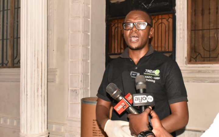 Hakingowi's tweet photo. ▪️Mamlaka ya Dawa na Vifaa Tiba (TMDA)Yamkamata Kinara wa Kuzalisha na Kusambaza Dawa Bandia Kipawa Jijini Dar es Salaam
Mamlaka ya Dawa na Vifaa Tiba (TMDA) kwa kushirikiana na Jeshi la Polisi limefanikiwa kumkamata Bw. William Japheti Mwangile (39) Mkazi wa Kata ya Kipawa, Halmashauri ya Manispaa la Ilala kwa tuhuma ya kuzalisha na kusambaza dawa bandia kwa mfumo wa makopo kinyume cha kifungu 76 cha Sheria ya dawa na vifaa tiba sura 219.
Akizungumza jijini Dar es Salaam Mkaguzi wa Dawa kutoka Mamlaka ya Dawa na Vifaa Tiba (TMDA) Kanda ya Mashariki, Jafari Mtoro, amesema kuwa mtuhumiwa huyo amekamatwa tarehe 14/4/2023 nyumbani kwake maeneo Kipawa na baada ya kufanyiwa upekuzi katika nyumba yake, wamekamata aina mbalimbali za nebo za dawa 537 zikiwa tayari zimeandikwa majina.
Bw. Mtoro amesema pia wamekamata viroba vitatu vya unga, kimoja kikiwa na rangi ya njano, viwili vikiwa na rangi nyeupe ambazo vinazaniwa ni malighafi za dawa.
“tarehe 15/4/2023 usiku wa manane tumekwenda nyumbani kwa wazazi wake kwa ajili ya kufanya upekuzi na kubaini uwepo wa vitu mbalimbali ikiwemo nebo za dawa 142” amesema Bw. Mtoro.
Amefafanua kuwa kukamatwa mtuhumiwa Mwangile kumetokana na kukamatwa kwa baadhi ya dawa ambazo tayari zimesambaza ambazo ni bandia, huku akieleza kuwa baadhi ya watuhumiwa ambao alikuwa anashirikiana tayari wanashikiliwa na Jeshi la Polisi.