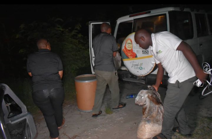 Hakingowi's tweet photo. ▪️Mamlaka ya Dawa na Vifaa Tiba (TMDA)Yamkamata Kinara wa Kuzalisha na Kusambaza Dawa Bandia Kipawa Jijini Dar es Salaam
Mamlaka ya Dawa na Vifaa Tiba (TMDA) kwa kushirikiana na Jeshi la Polisi limefanikiwa kumkamata Bw. William Japheti Mwangile (39) Mkazi wa Kata ya Kipawa, Halmashauri ya Manispaa la Ilala kwa tuhuma ya kuzalisha na kusambaza dawa bandia kwa mfumo wa makopo kinyume cha kifungu 76 cha Sheria ya dawa na vifaa tiba sura 219.
Akizungumza jijini Dar es Salaam Mkaguzi wa Dawa kutoka Mamlaka ya Dawa na Vifaa Tiba (TMDA) Kanda ya Mashariki, Jafari Mtoro, amesema kuwa mtuhumiwa huyo amekamatwa tarehe 14/4/2023 nyumbani kwake maeneo Kipawa na baada ya kufanyiwa upekuzi katika nyumba yake, wamekamata aina mbalimbali za nebo za dawa 537 zikiwa tayari zimeandikwa majina.
Bw. Mtoro amesema pia wamekamata viroba vitatu vya unga, kimoja kikiwa na rangi ya njano, viwili vikiwa na rangi nyeupe ambazo vinazaniwa ni malighafi za dawa.
“tarehe 15/4/2023 usiku wa manane tumekwenda nyumbani kwa wazazi wake kwa ajili ya kufanya upekuzi na kubaini uwepo wa vitu mbalimbali ikiwemo nebo za dawa 142” amesema Bw. Mtoro.
Amefafanua kuwa kukamatwa mtuhumiwa Mwangile kumetokana na kukamatwa kwa baadhi ya dawa ambazo tayari zimesambaza ambazo ni bandia, huku akieleza kuwa baadhi ya watuhumiwa ambao alikuwa anashirikiana tayari wanashikiliwa na Jeshi la Polisi.