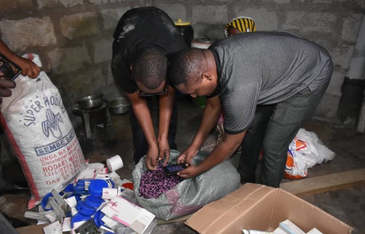Hakingowi's tweet photo. ▪️Mamlaka ya Dawa na Vifaa Tiba (TMDA)Yamkamata Kinara wa Kuzalisha na Kusambaza Dawa Bandia Kipawa Jijini Dar es Salaam
Mamlaka ya Dawa na Vifaa Tiba (TMDA) kwa kushirikiana na Jeshi la Polisi limefanikiwa kumkamata Bw. William Japheti Mwangile (39) Mkazi wa Kata ya Kipawa, Halmashauri ya Manispaa la Ilala kwa tuhuma ya kuzalisha na kusambaza dawa bandia kwa mfumo wa makopo kinyume cha kifungu 76 cha Sheria ya dawa na vifaa tiba sura 219.
Akizungumza jijini Dar es Salaam Mkaguzi wa Dawa kutoka Mamlaka ya Dawa na Vifaa Tiba (TMDA) Kanda ya Mashariki, Jafari Mtoro, amesema kuwa mtuhumiwa huyo amekamatwa tarehe 14/4/2023 nyumbani kwake maeneo Kipawa na baada ya kufanyiwa upekuzi katika nyumba yake, wamekamata aina mbalimbali za nebo za dawa 537 zikiwa tayari zimeandikwa majina.
Bw. Mtoro amesema pia wamekamata viroba vitatu vya unga, kimoja kikiwa na rangi ya njano, viwili vikiwa na rangi nyeupe ambazo vinazaniwa ni malighafi za dawa.
“tarehe 15/4/2023 usiku wa manane tumekwenda nyumbani kwa wazazi wake kwa ajili ya kufanya upekuzi na kubaini uwepo wa vitu mbalimbali ikiwemo nebo za dawa 142” amesema Bw. Mtoro.
Amefafanua kuwa kukamatwa mtuhumiwa Mwangile kumetokana na kukamatwa kwa baadhi ya dawa ambazo tayari zimesambaza ambazo ni bandia, huku akieleza kuwa baadhi ya watuhumiwa ambao alikuwa anashirikiana tayari wanashikiliwa na Jeshi la Polisi.