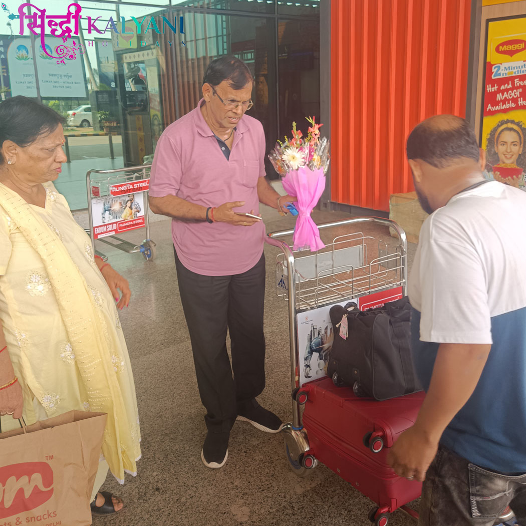 Siddhi_Kalyani's tweet photo. Warm welcome ๐ท๐ท to ๐ ๐ฟ.๐๐ฎ๐ซ๐๐ง๐๐ซ๐ ๐๐ฎ๐ฆ๐๐ซ ๐๐ฆ๐ ๐๐ข๐ง๐ ๐ก and his ๐ณ๐ฎ๐บ๐ถ๐น๐ at Bhubaneswar from ๐ด๐๐๐๐๐ (๐ผ๐ท) with Odisha Golden Triangle Tour Package.
๐ท ๐-๐๐ข๐ ๐ก๐ญ๐ฌ ๐-๐๐๐ฒ๐ฌ
#golden_triangle_tour #travel #tourism #konark #siddi_kalyani_holidays https://t.co/QPuWjiJw9v