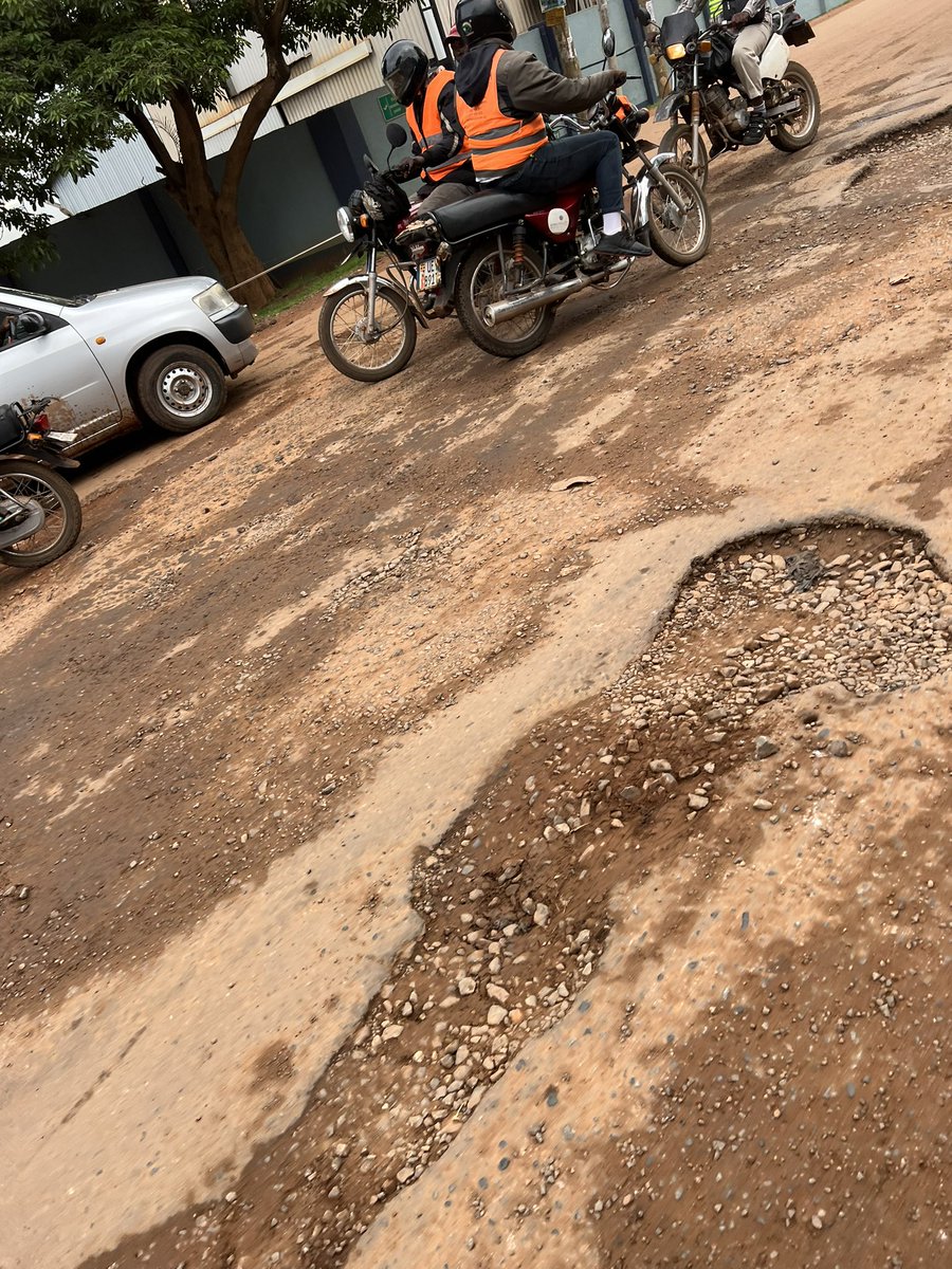 PyeparFaisal's tweet photo. One of the busiest turns in the industrial area, I present to you the SHOCK ABSORBER DESTROYER, via Luthuli avenue  #KampalaPotholeExhibition

It kickstarts an entire family of potholes all the way up to Royal suites bugolobi 💀 https://t.co/sBMl7sNpvv