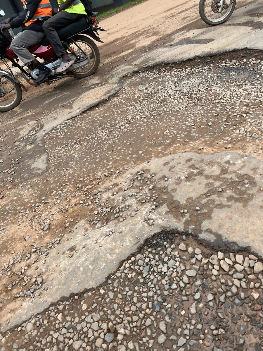 PyeparFaisal's tweet photo. One of the busiest turns in the industrial area, I present to you the SHOCK ABSORBER DESTROYER, via Luthuli avenue  #KampalaPotholeExhibition

It kickstarts an entire family of potholes all the way up to Royal suites bugolobi 💀 https://t.co/sBMl7sNpvv