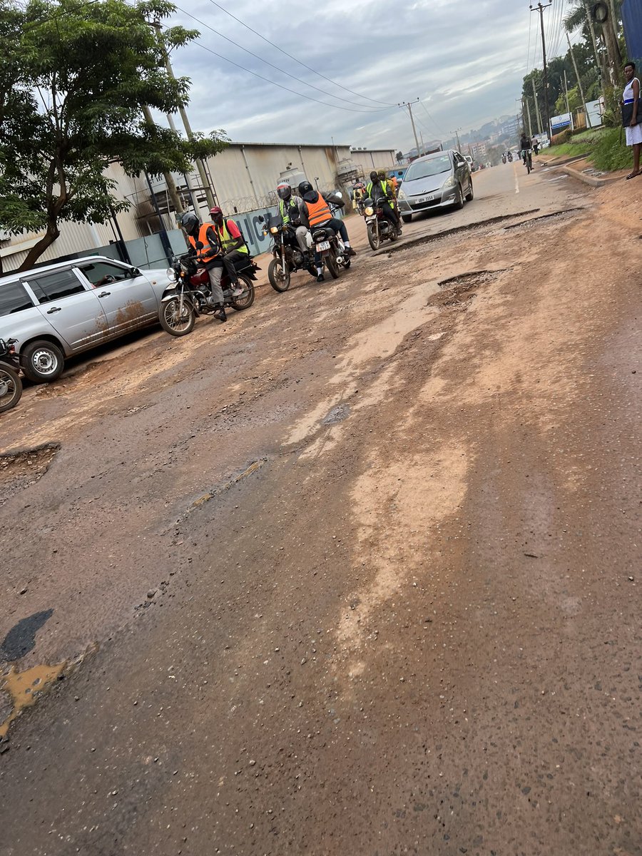 PyeparFaisal's tweet photo. One of the busiest turns in the industrial area, I present to you the SHOCK ABSORBER DESTROYER, via Luthuli avenue  #KampalaPotholeExhibition

It kickstarts an entire family of potholes all the way up to Royal suites bugolobi 💀 https://t.co/sBMl7sNpvv