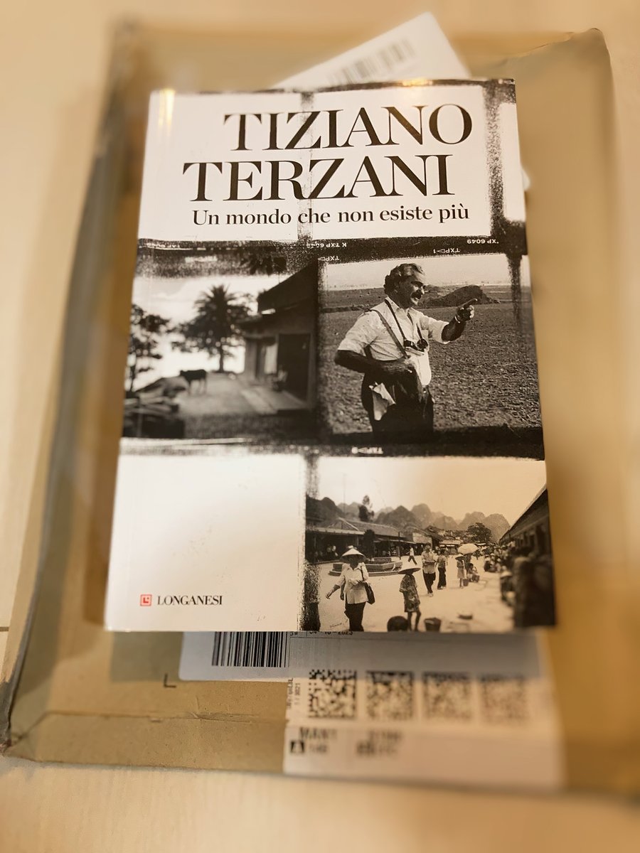 Avevo ordinato “Un mondo che non esiste più' e lo aspettavo per il 24 Aprile. In serata ero finalmente andato a vedere -Chee Tong- il tempio che Tiziano descrive  in “Un indovino mi disse” mentre era a Singapore.  📷📖
#tizianoterzani #unindovinomidisse #inasia #viaggiatori