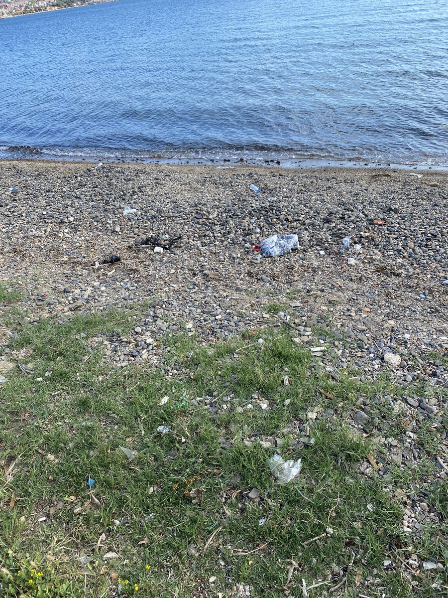 zeynocal's tweet photo. @murat_kurum Eski foça sahilleri çöplük içerisinde. Temizlenmesi düşünülüyor mu? @csbgovtr https://t.co/D4rcadQMyC