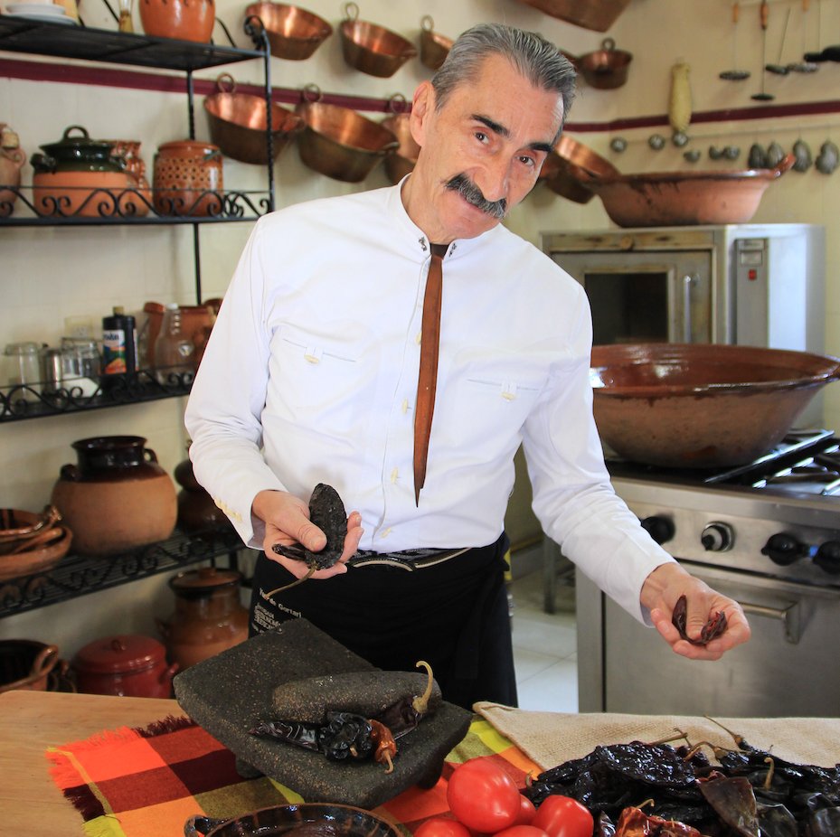 ElOnceMexico's tweet photo. Aprendamos más sobre nuestra deliciosa gastronomía en #TuCocina, con nuestro querido chef #YuriDeGortari, quien hoy nos enseñará a preparar un rico «mole verde al estilo Morelos». 📶 🤳🏼 ¡Sintoniza la señal #OnceMéxico!✨📺
🤤11:30h PT / 14:30h ET ⏰ https://t.co/XkB74nlC6E