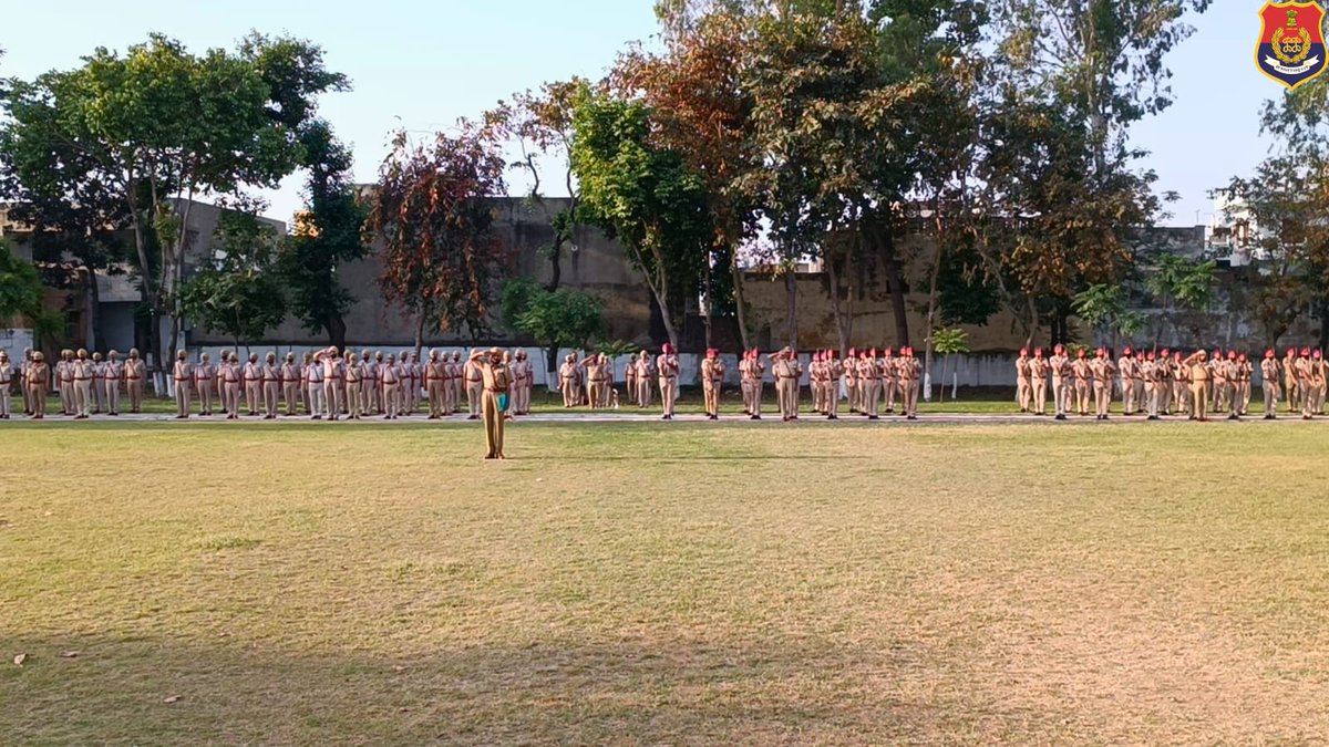 PP_Gurdaspur's tweet image. General parade was conducted at Police Line, Gurdaspur to maintain discipline and physical fitness among the police personnel and an anti-riot drill was also conducted to enhance the skills of force to control the crowd and disperse the rioters.

#generalparade