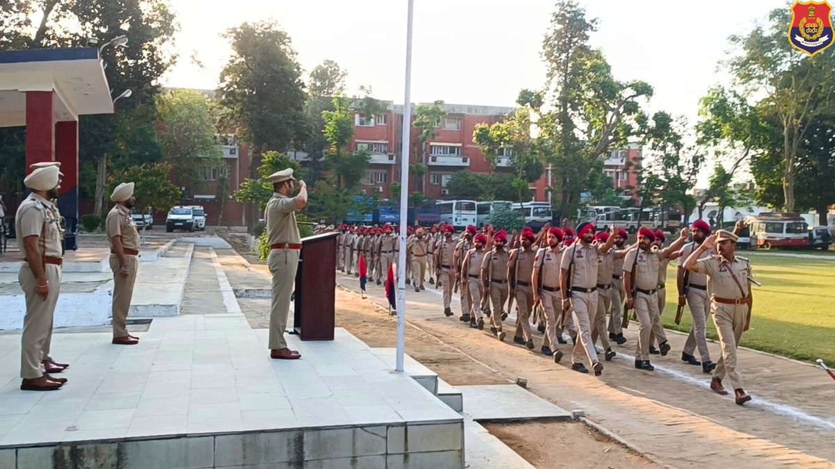 PP_Gurdaspur's tweet image. General parade was conducted at Police Line, Gurdaspur to maintain discipline and physical fitness among the police personnel and an anti-riot drill was also conducted to enhance the skills of force to control the crowd and disperse the rioters.

#generalparade