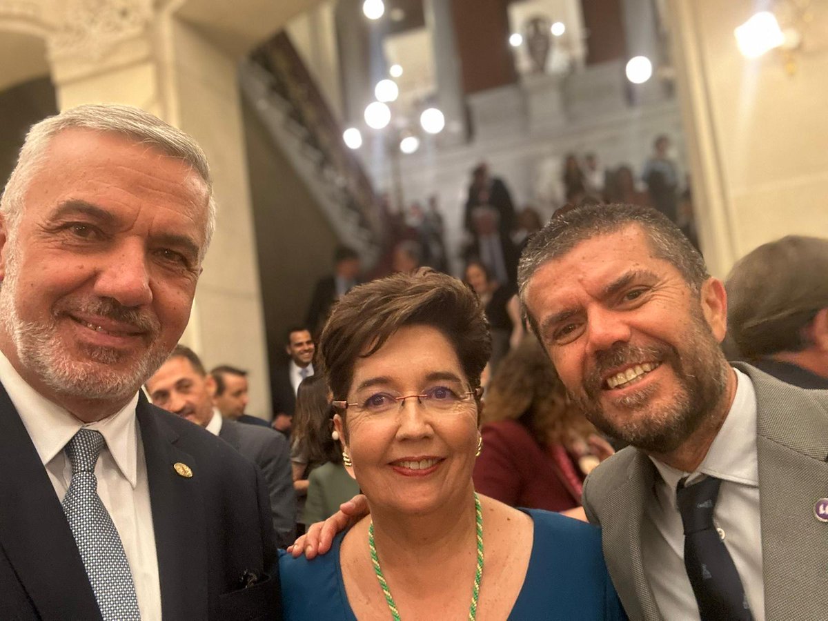 frangarciar's tweet photo. Nuestra catedrática de filología románica de la @ULL Dolores Corbella ya ocupa la silla d de la @RAEinforma Un honor y un privilegio haber sido testigo de este momento histórico. Su disurso, "un mar de palabras", ha sido una delicia. Enhorabuena y gracias por tu ejemplo. https://t.co/AEmNtzlZvF