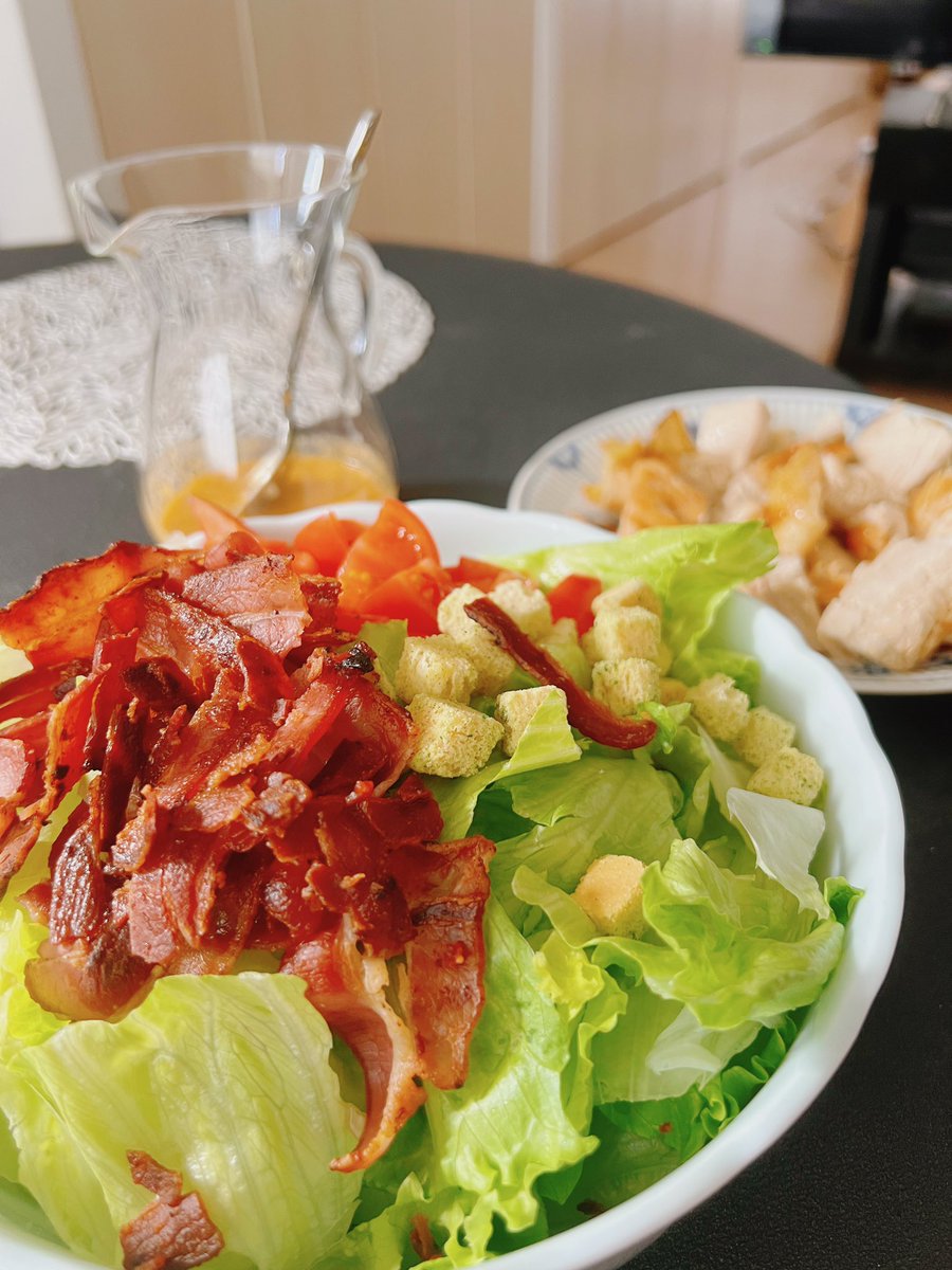 Gm! Who loves bacon and some home made Caesar dressing? 🥓🥓🥓