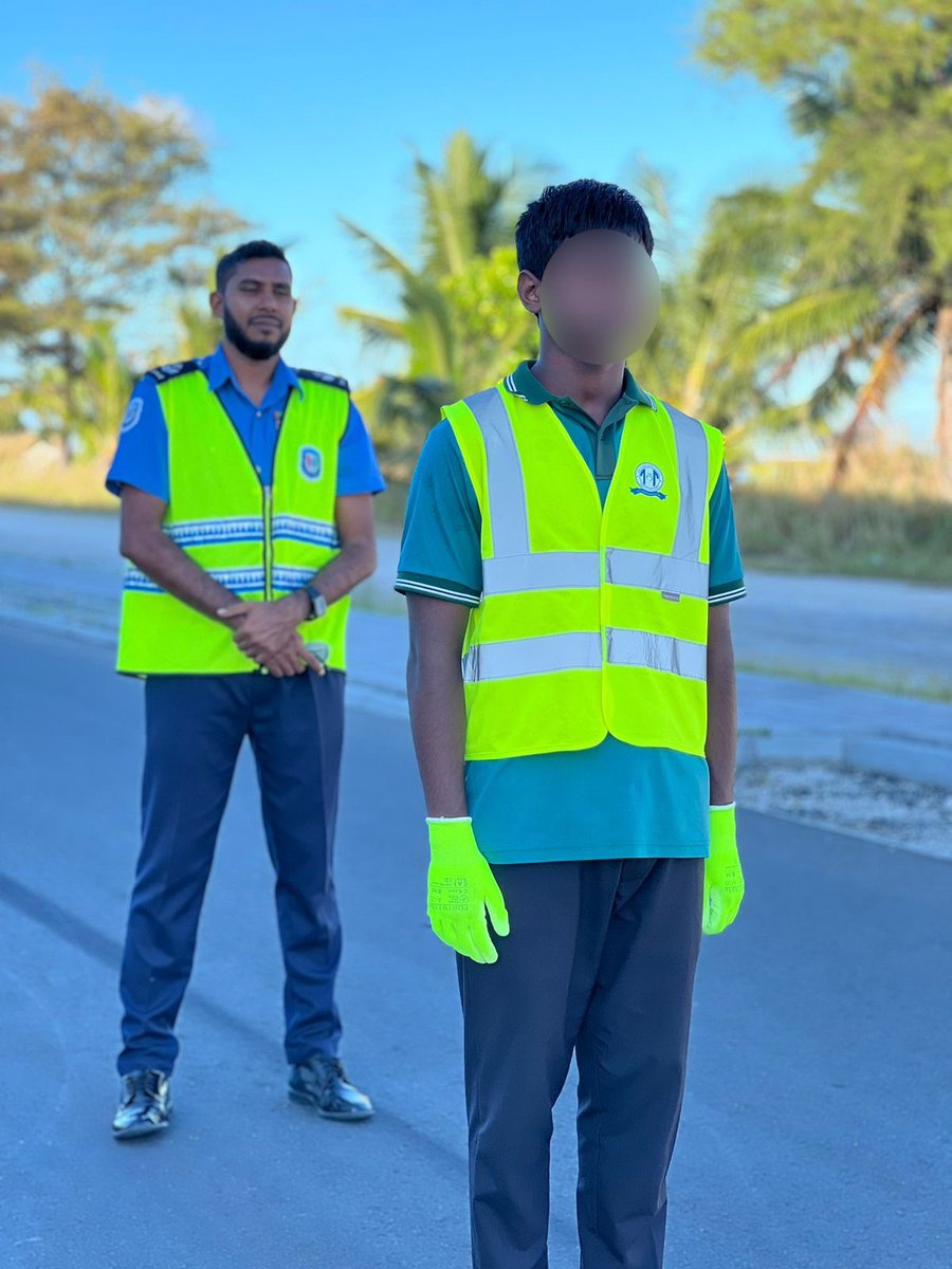 MvCriminologist's tweet photo. Our officers: inspiring the next generation 👌🏼 #GDhAtollPolice 
#Avahtterifuluhun
#IslandPolicing #PoliceMv https://t.co/HCwgfCrcNQ