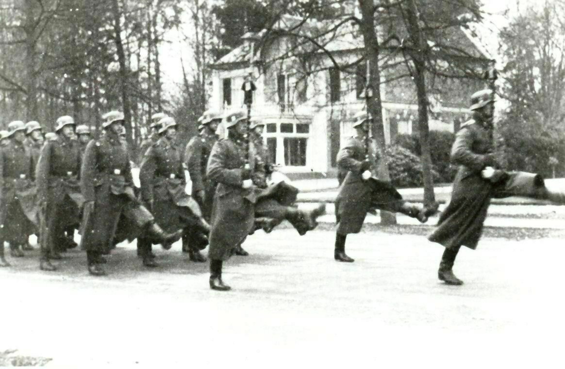 Waar op de Loolaan in 1944 nog Duitsers marcheerden, viert Apeldoorn de bevrijding op 17 april 1945, vandaag 78 jaar geleden. Over de periode die toen eindigde is in CODA gisteren de website Beladen Geschiedenis gelanceerd. Lees meer op beladengeschiedenis-apeldoorn.nl