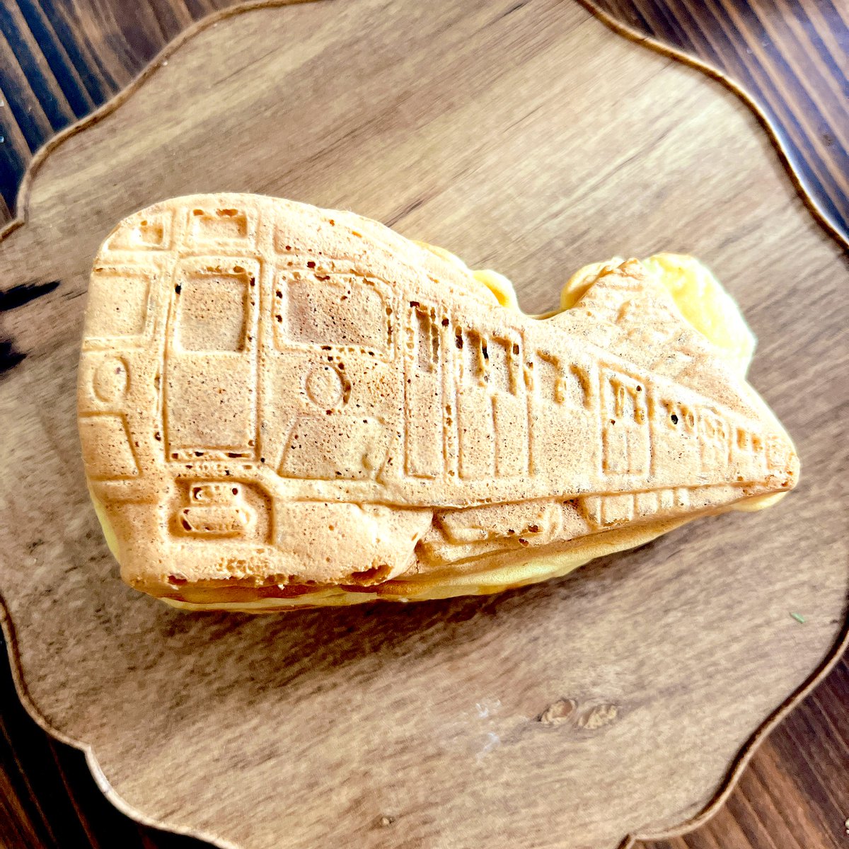 「用事で出たので西武電車焼き(チョコクリーム)買ってきた 」|山田J太のイラスト