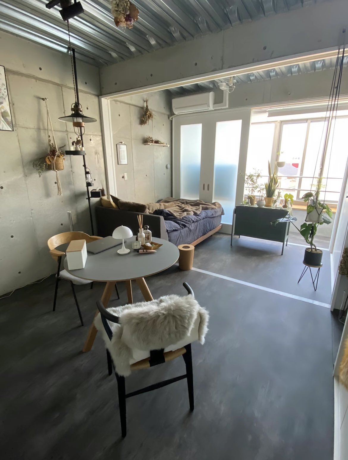 オーダーで作って頂きました。　モダンで、お洒落なお部屋に生まれ変わります。 24m2。前向きに暮らせる、ふんわり明るく品よく華やかなお部屋