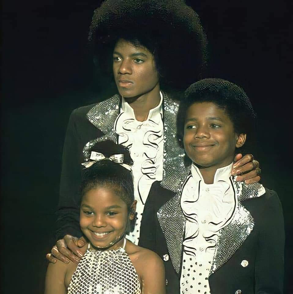 MikeJoeJack1958's tweet photo. @JanetJackson - First time I've seen this picture of you, Randy, and Michael. Beautiful! 🥰🥰🥰 https://t.co/lfIiPEoZ2p