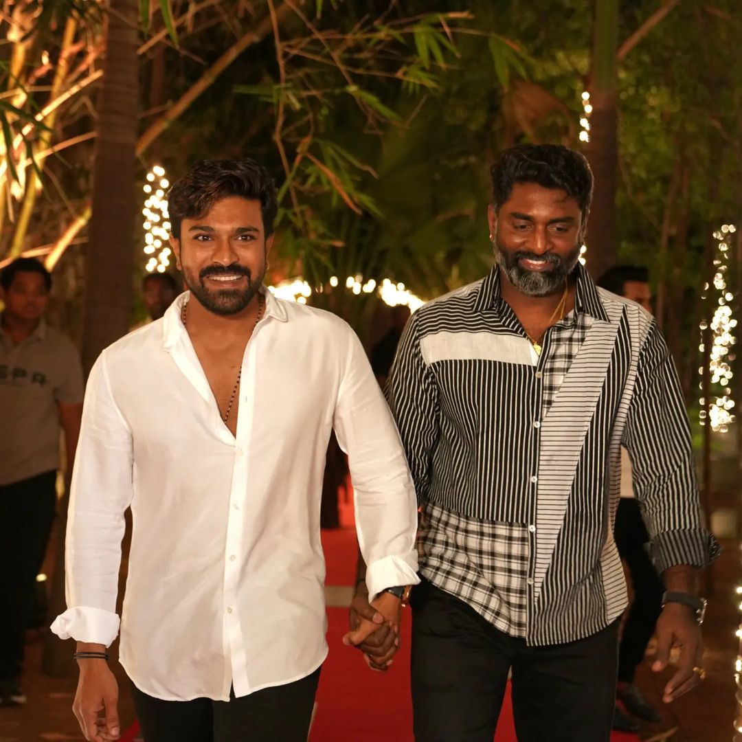 telugufilmnagar's tweet photo. This lovely 📸 of Mega Power 🌟 @AlwaysRamCharan and @DOPSenthilKumar together is a pure bliss to watch! 😍♥️

#RRR #RRRMovie #RamCharan #TeluguFilmNagar https://t.co/pnmiOrjBjA