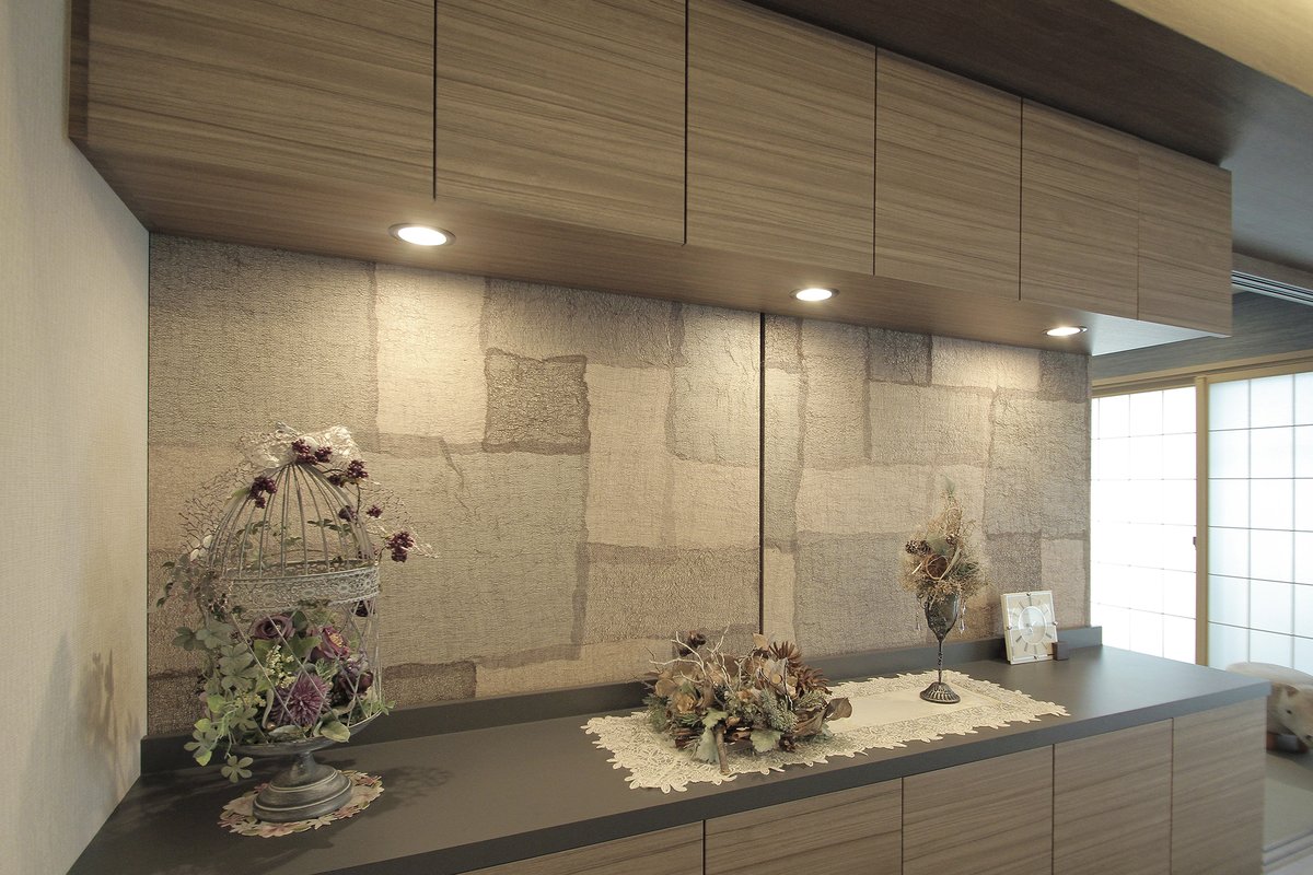 Recreate_inc's tweet image. KYOTO IZUMIの和モダンな壁紙✨

街全体が歴史アートにくるまれている京都、大好きです💜

街の名前がついた壁紙&quot;御室&quot;
リネン織物を組み合わせているのだそう。

御室といえば仁和寺の桜🌸
まだ咲いてるかわかりませんが、
GWまで開催してる花まつり💐
いってみたいです。

#Recreate #インテリア