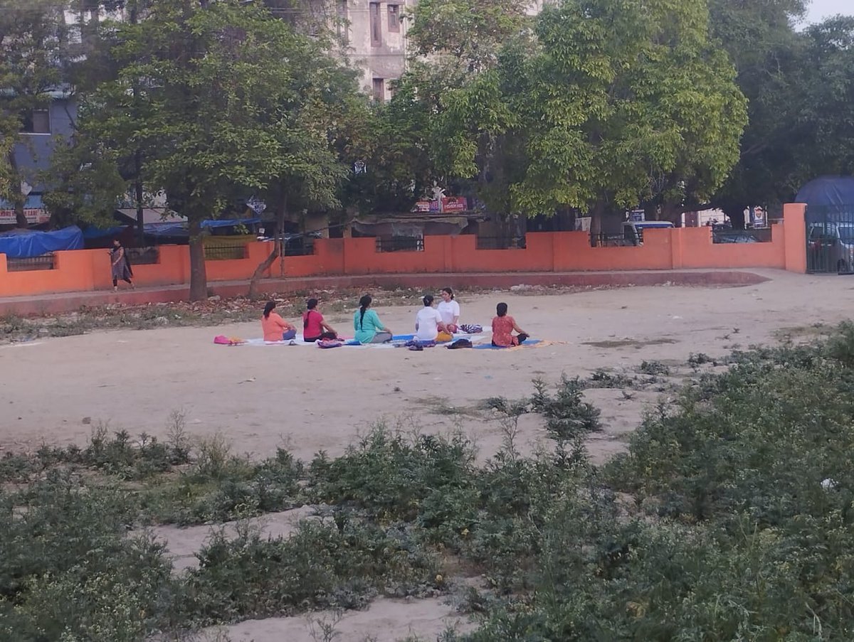 BrajpalRawat1's tweet photo. वैशाली सेक्टर 2,के मध्य स्तिथि रामबाटिका पार्क में निगम की लापरवाही के कारण लोगों को प्रत्येक अवकास पर करनी पड़ती है कड़ी मेहनत,पार्क में चारों तरफ धूल और गंदगी।धूल मिट्टी के ऊपर चटाई बिछा कर योग करने को मजबूर मातृ शक्ति।निकाय चुनाव सिर पर फिर भी जनता के पुकार की अनदेखी। https://t.co/T903re9WgV