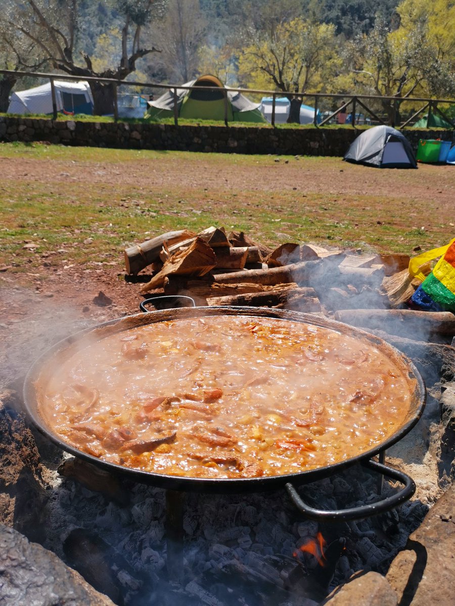 jccampos81's tweet photo. Buen regreso a las aulas a todos los/las docentes de #baleares (sé que hay más CCAA😘).
Pues yo, con ganas y descansado (algunos planes en foto: paella a fuego, #variat mallorquí, 1r baño y vistas Restaurante Hotel Almudaina).
Mañana con ganas de vacaciones (es broma, o no🤣). https://t.co/ypcql5UVGB