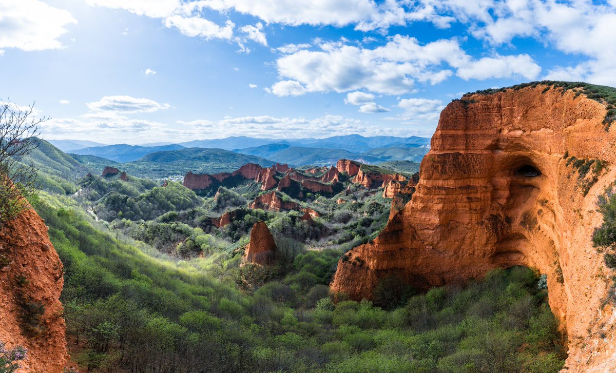 chocotuits's tweet photo. Podría ser una IA generando un paisaje de otro planeta, pero es una foto real de Las Médulas en El Bierzo, León. https://t.co/t9CDWfkkRH