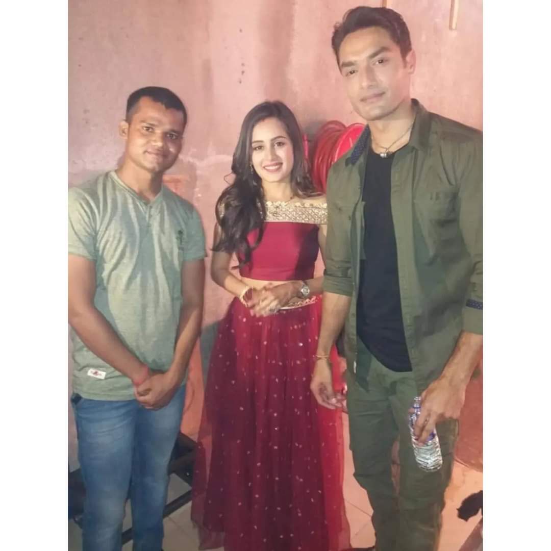 Rhea and Avinesh with a fan 
Pic not posted 

#RheaSharma #AvineshRekhi