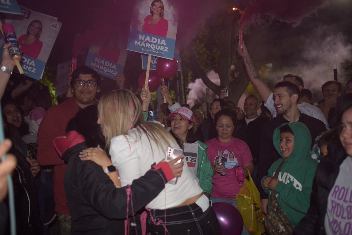 nadiajmarquez's tweet photo. ¿Felices? Siiiiiiiiií!!!!!!!
¿Costó? Puffffff!!!!
¿Falta? Seeeeeeeeee!!!!!
Vamos @Rolo_Figueroa https://t.co/0cE99CP9vT