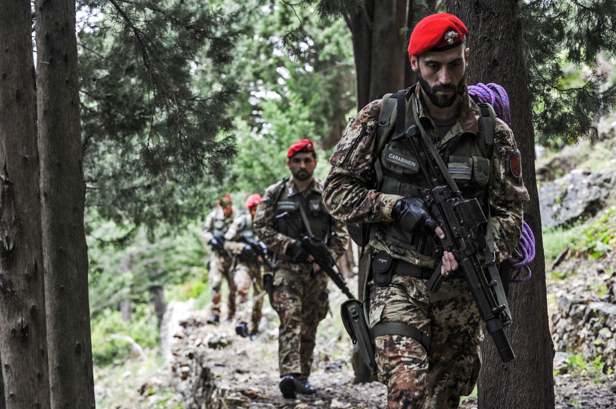 MinisteroDifesa's tweet image. Buon inizio di settimana con gli Squadroni Eliportati #Cacciatori. Reparti ad alta specializzazione @_Carabinieri_, impegnati nella lotta al crimine organizzato, per il pattugliamento territorio e il raggiungimento di obiettivi impervi anche con finalità di #soccorso popolazione.