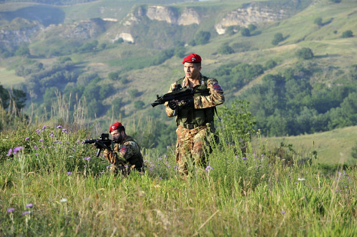 MinisteroDifesa's tweet image. Buon inizio di settimana con gli Squadroni Eliportati #Cacciatori. Reparti ad alta specializzazione @_Carabinieri_, impegnati nella lotta al crimine organizzato, per il pattugliamento territorio e il raggiungimento di obiettivi impervi anche con finalità di #soccorso popolazione.