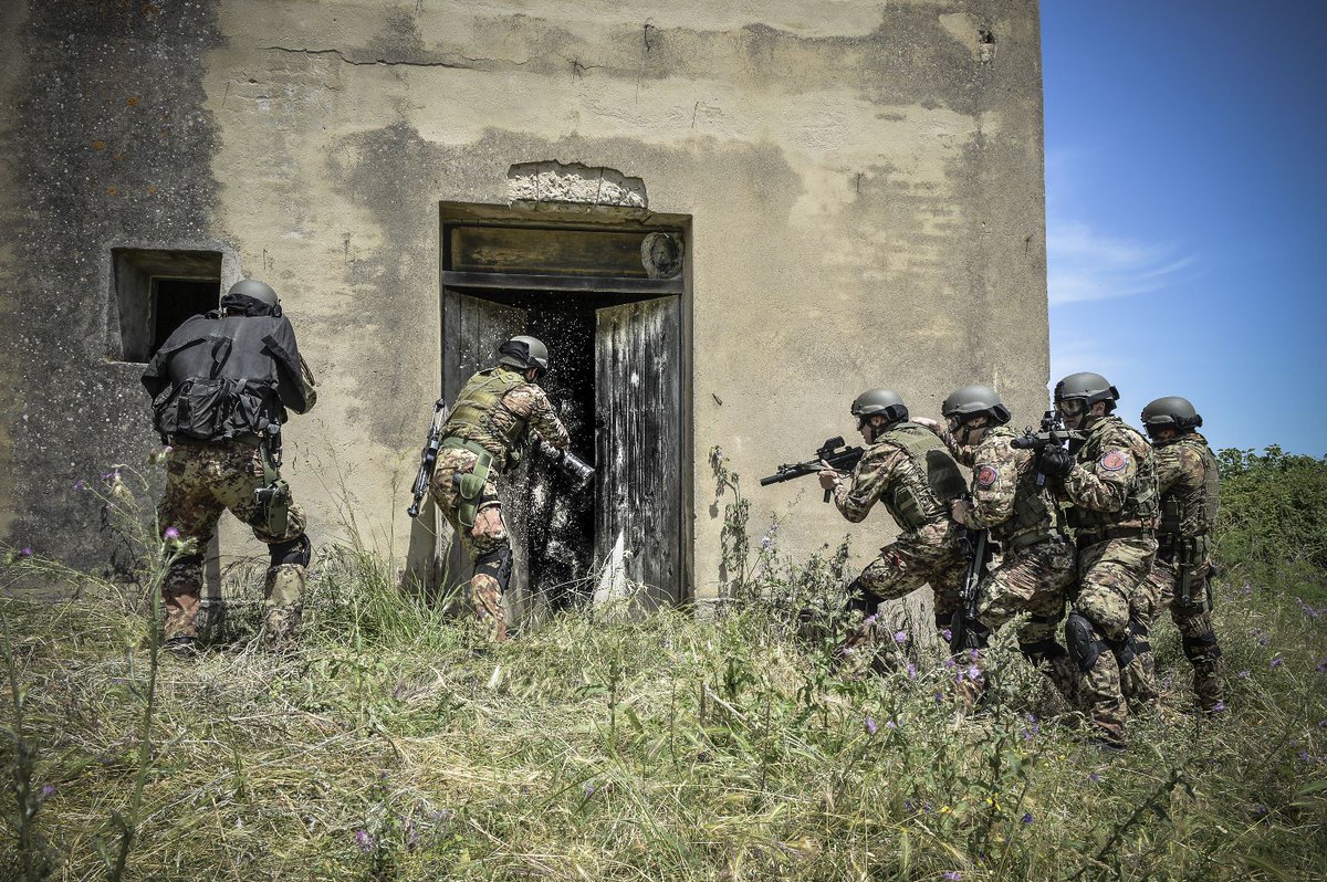 MinisteroDifesa's tweet image. Buon inizio di settimana con gli Squadroni Eliportati #Cacciatori. Reparti ad alta specializzazione @_Carabinieri_, impegnati nella lotta al crimine organizzato, per il pattugliamento territorio e il raggiungimento di obiettivi impervi anche con finalità di #soccorso popolazione.
