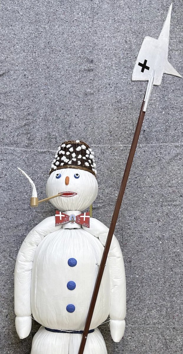 Zürcher Böögg trägt Schwyzer Hellebarde #Sechselaeuten #kantonschwyz