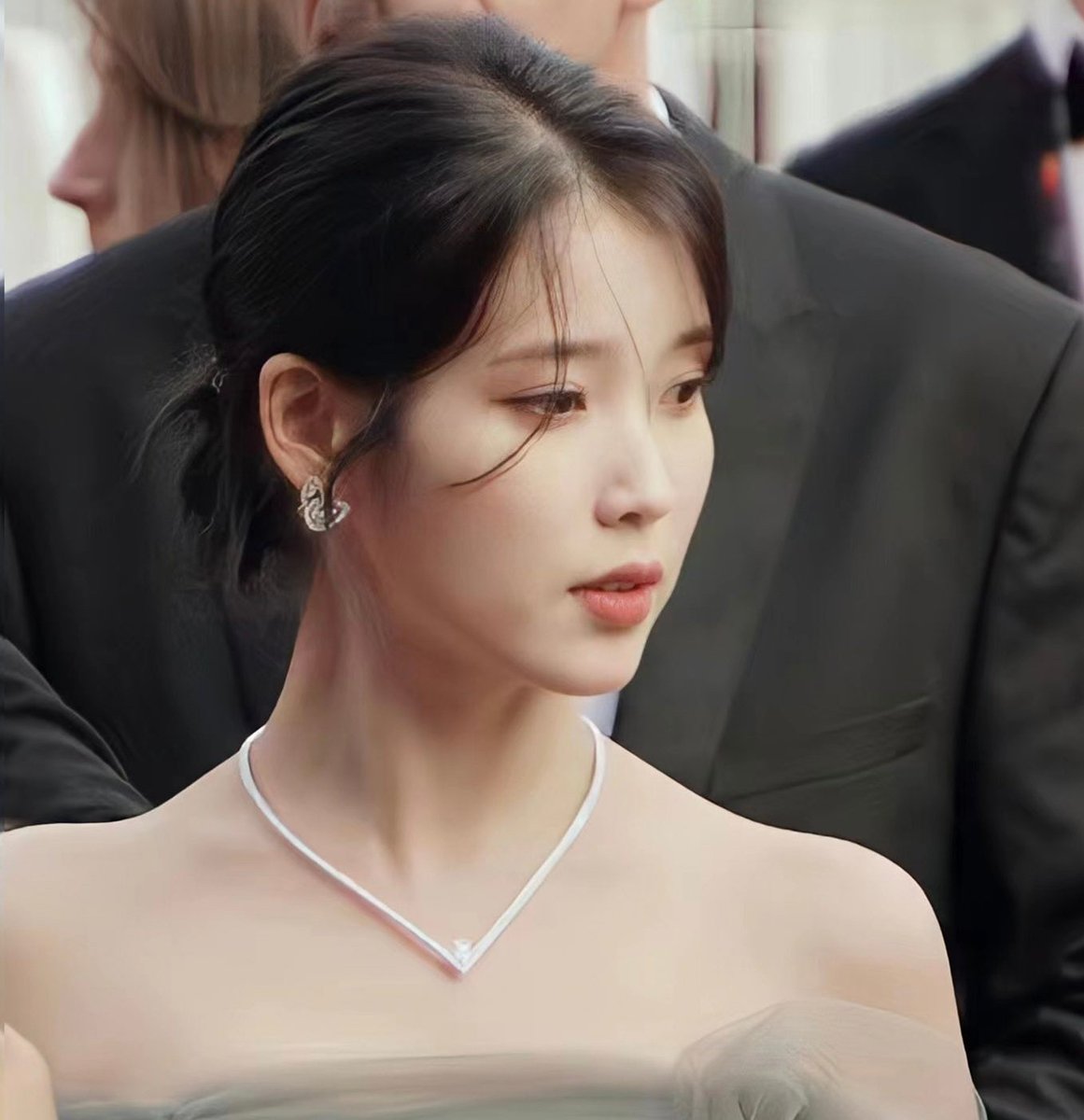 sunizup's tweet photo. #YimSiwan &amp; #IU have many things in common. Both began their careers as kpop idols. Both starred in hit dramas directed by #KimWonSeok. IU credits #PDKim w/providing critical support to her when she needed it most. Both co-starred w/#SongKangHo in films shown at Cannes! 😯 https://t.co/At72k1Top3
