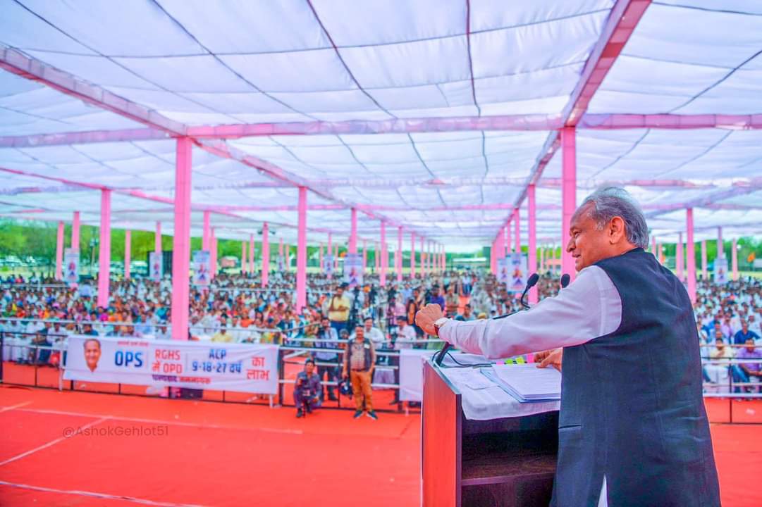 PRESIDENTBKN2's tweet photo. HOn. मुख्यमंत्री  @ashokgehlot51 जी, पीसीसी चीफ @GovindDotasra जी, शिक्षामंत्री @DrBDKallaINC जी, @DRathore_INC जी आपने रेसला व रेसा पी द्वारा आपके सम्मान में आयोजित #सत्कार_2023 में पधारकर दोनो संगठनों(व्याख्याताओं व प्रधानाचार्यो) का मान सम्मान बढाया
आभार धन्यवाद
@GovindDotasra https://t.co/3OgN5lZdLm